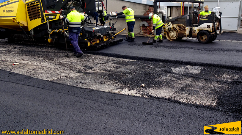 Pavimentación de un aparcamiento industrial
