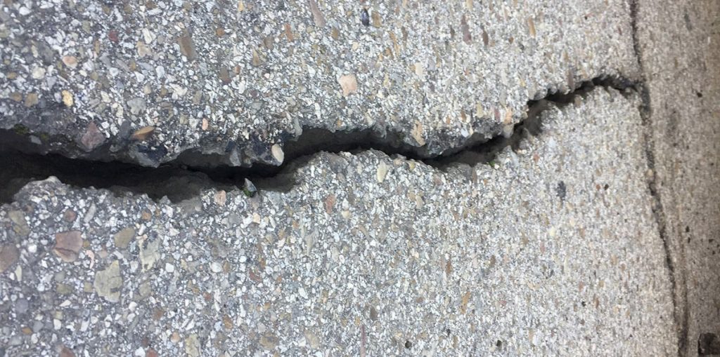 Sellado de grietas en carreteras y asfalto