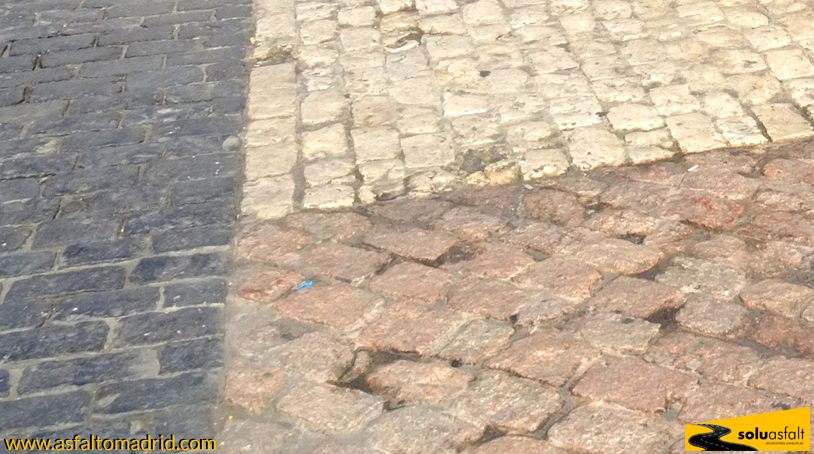 Pavimento con tres tipos de adoquines en piedra.